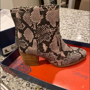 Brand new boots:) ordered wrong size.